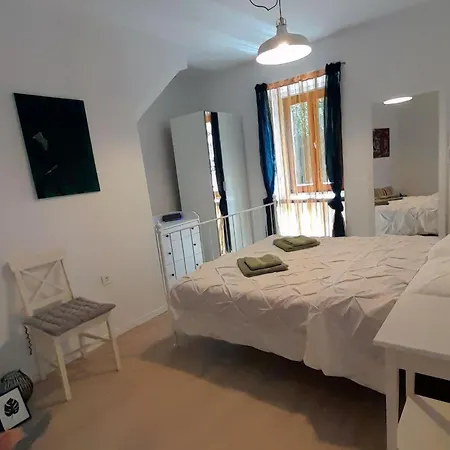 Eli I Val Apartment